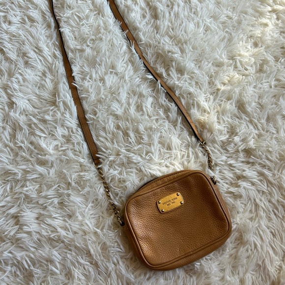 Michael KORS small beige leather crossbody with chain strap Authentic! - Picture 1 of 10